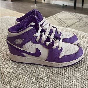 Air Jordan 1 Mid 'White Purple'